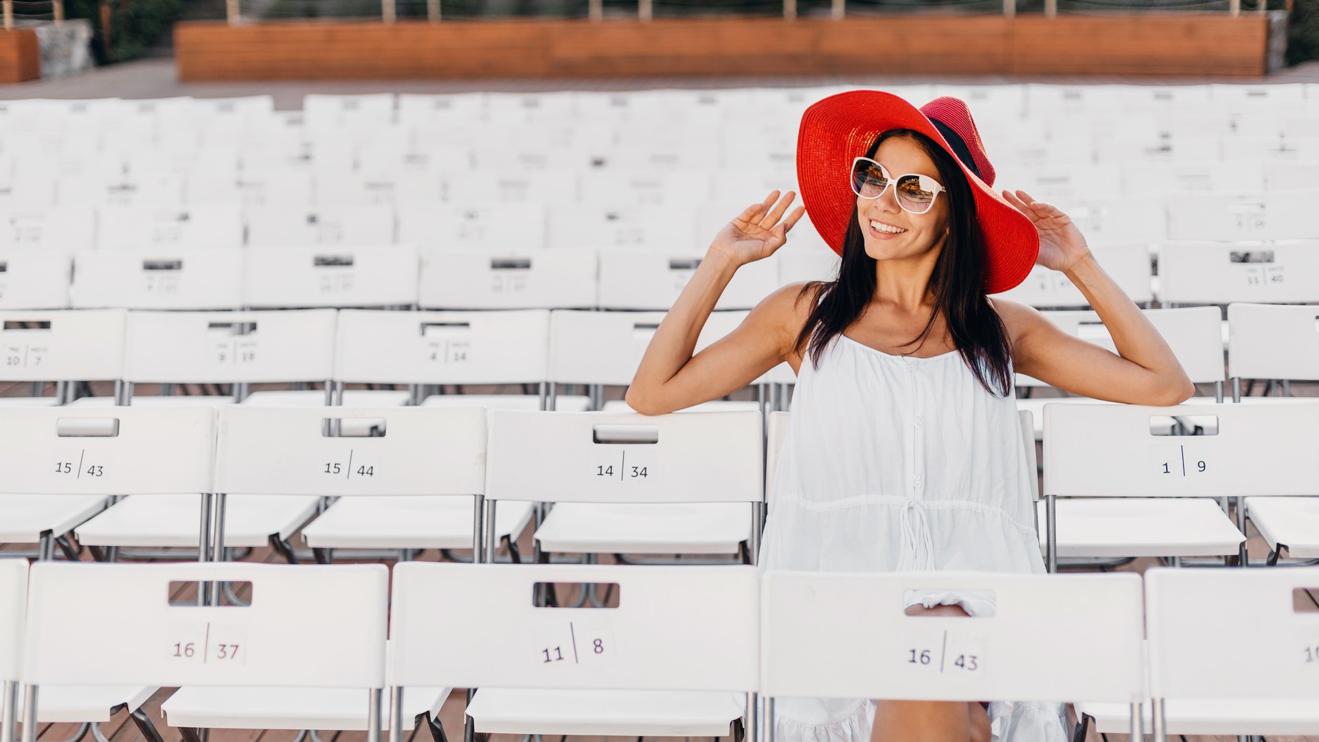 Mujer con sombrero rojo de merchandising para eventos de verano en evento al aire libre