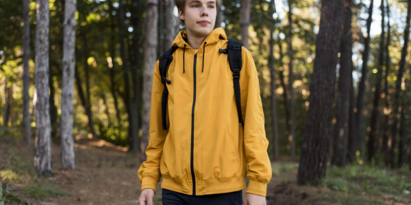 Cortavientos vs. Softshell: ¿Cuál es la mejor chaqueta para los entrenamientos de otoño?